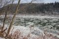 Halb zugefrorener Fluss